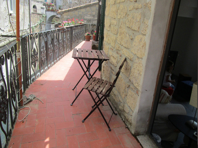 Il balcone con affaccio sulla piazza e il soggiorno